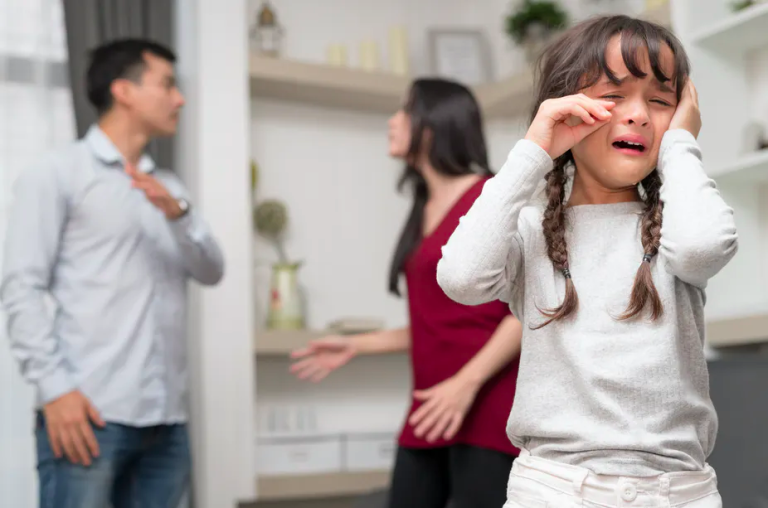 bị kết án về một trong các tội xâm phạm tính mạng, sức khỏe, nhân phẩm, danh dự của con